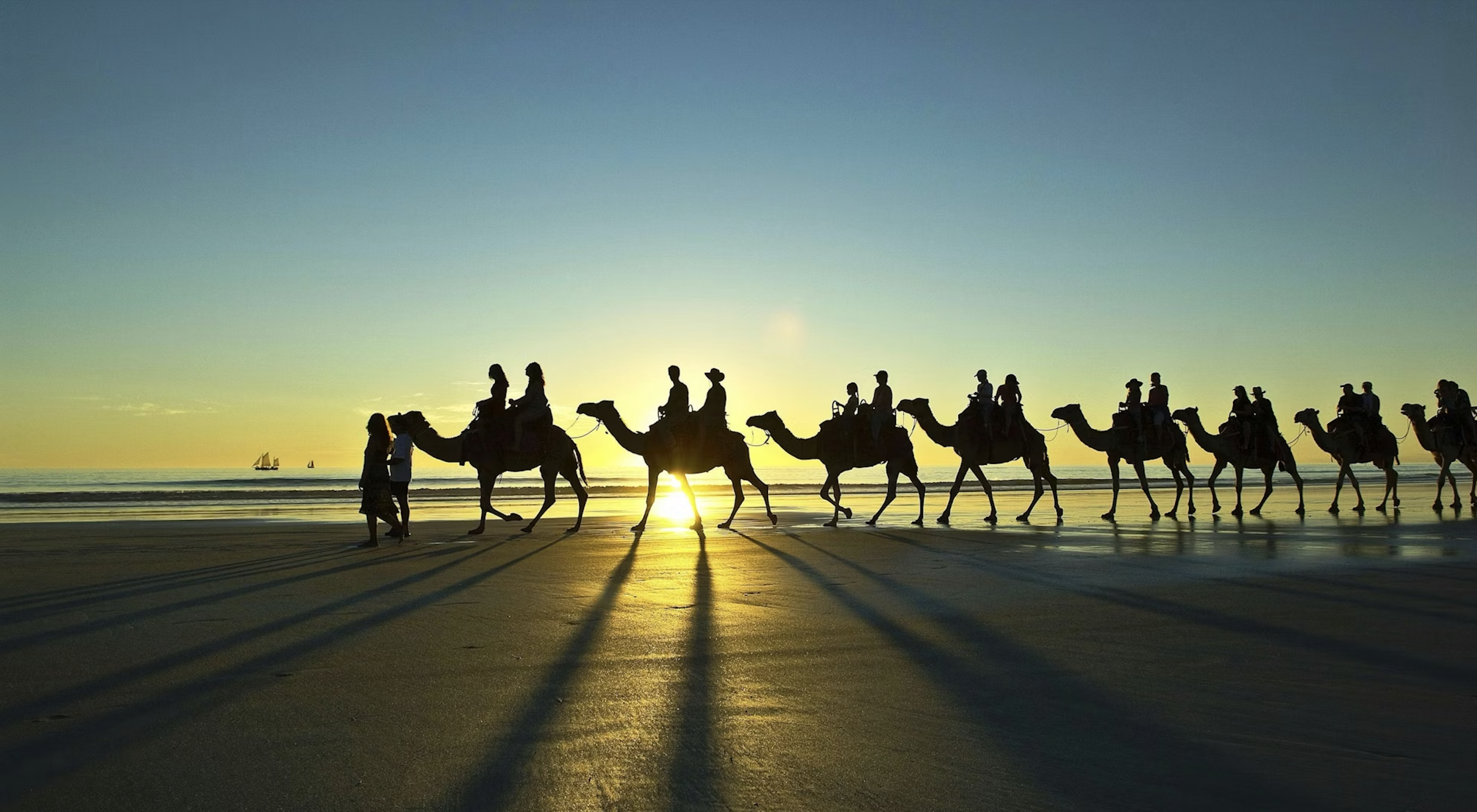 Salah satu kegiatan yang bisa dicoba pengunjung ketika ke Cable Beach adalah menikmati indahnya sunset sambil menunggangi unta
